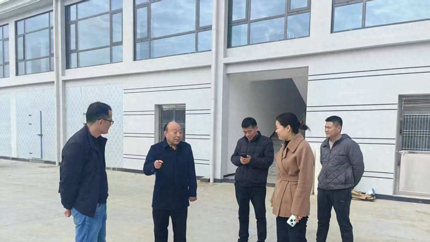 蘑菇大王丁伦保在怀宁县秀山乡指导食用菌种植