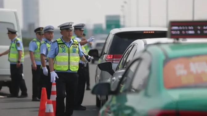 "车刚停稳，执法人员就到了"！无证司机：这也太快了