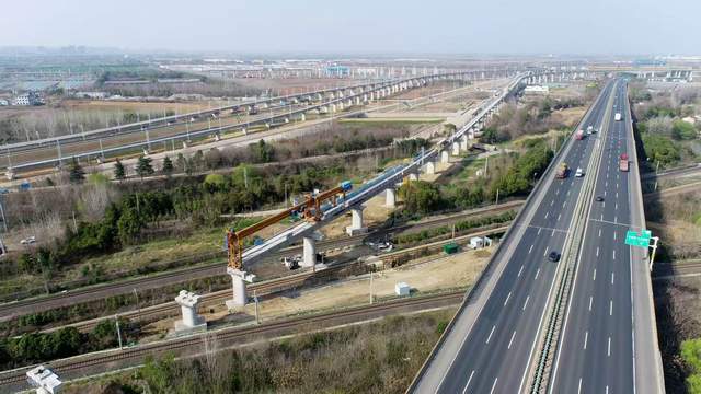 沪宁合高铁南京枢纽段“跨五线”架梁施工顺利完成
