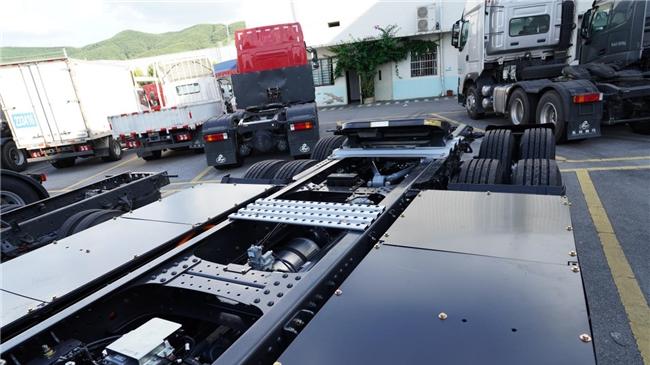 极致轻量化！乘龙H5超轻版纯电牵引车助卡友高效盈利