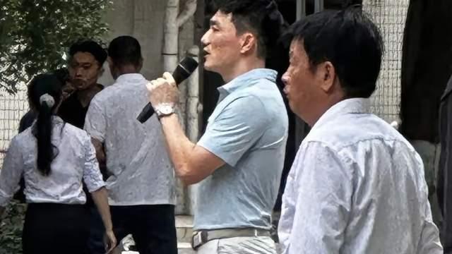 张馨予老公何捷近况曝光，在学校组织消防演习，阳光帅气身材圈粉