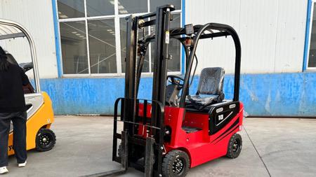 四驱柴油叉车油耗多少？越野性能强劲表现出色