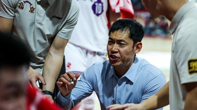 赛后握手，张庆鹏再遇凯撒！廖三宁远投绝杀，北控94-91险胜福建