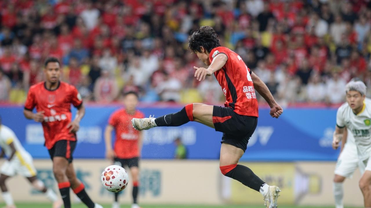 2球落后都不输，成都蓉城2-2逼平北京国安，韦世豪送出关键助攻