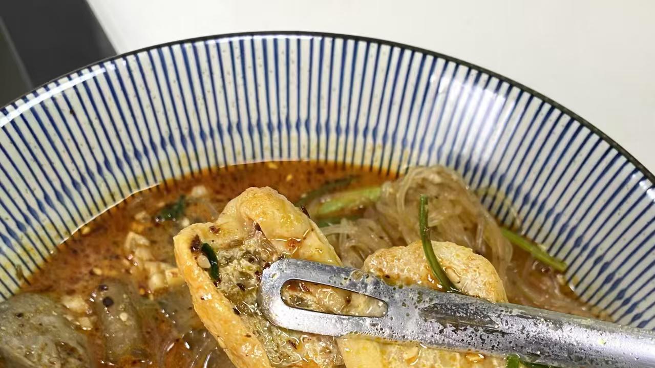 麻辣拌宽粉：酱汁裹满每一根，香到灵魂出窍，深夜解馋就靠它，比外卖强十倍