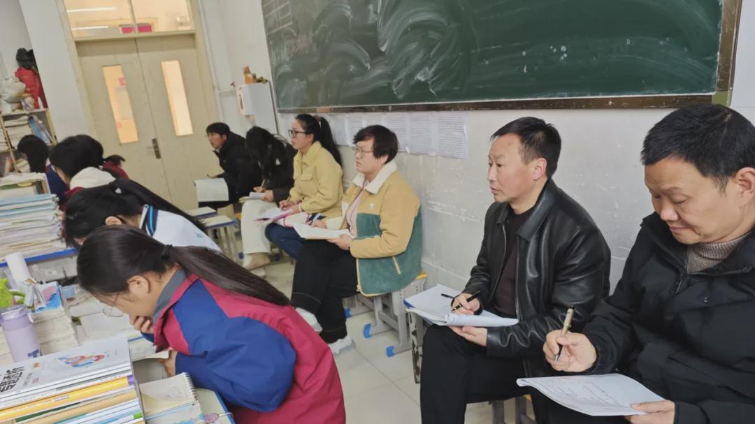 信阳市教体局视导组到华中师大息县附中开展教学视导活动