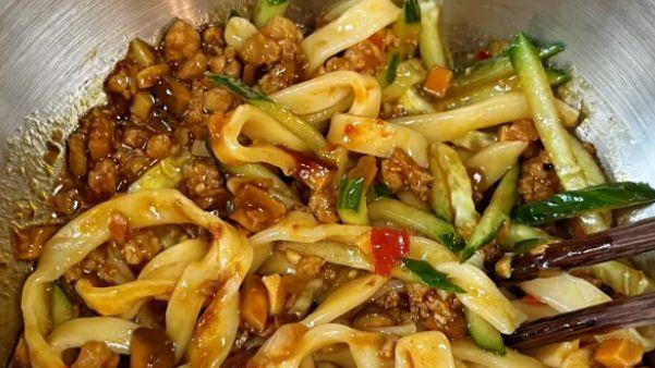 鲜菇 + 鲜肉 + 鲜椒，熬出湖南人爱的打卤面