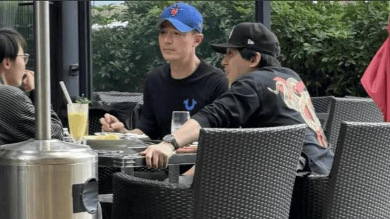 霍建华香港露天餐厅吃饭！和好友热聊性格外向