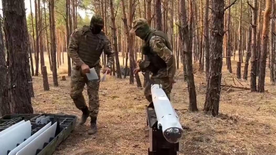 俄军新战术出现：红土地和无人机配合打击火炮，不再放跑炮兵