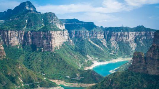 新乡宝泉：太行深处的山水秘境，一半碧水清凉，一半悬崖壮阔