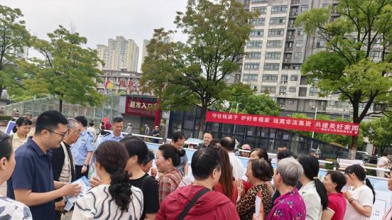 瑞众人寿信阳中支开展5・15打击和防范经济犯罪宣传日活动