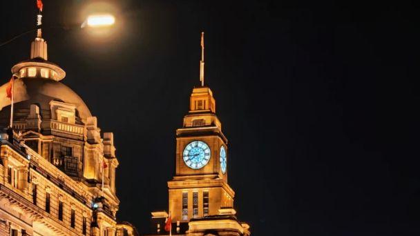 万国建筑遇陆家嘴流光，这是外滩独有的浪漫