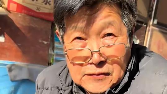 泪目！退休教师火车上认出20多年前学生