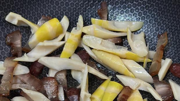 山野鲜笋遇腊香，文火慢焖，品味绩溪春日家常