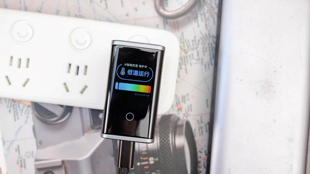 一“器”搞定所有设备？米物140W智显充电器体验，多设备用户狂喜