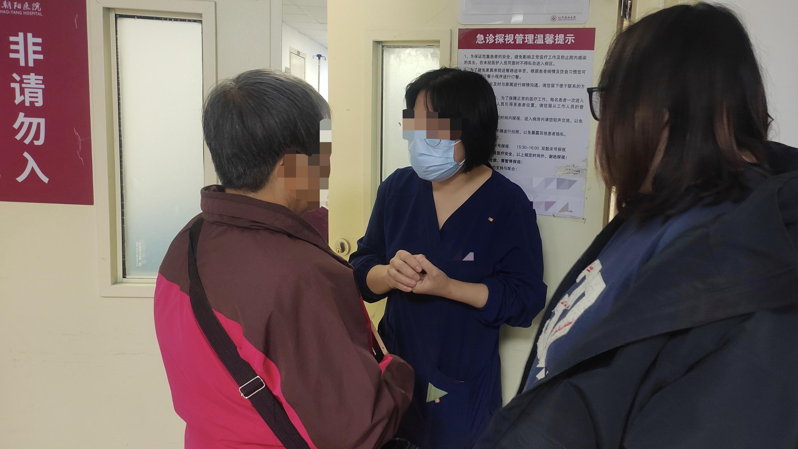 七旬老人突发心梗正遇家中漏水抢修，社工帮了大忙