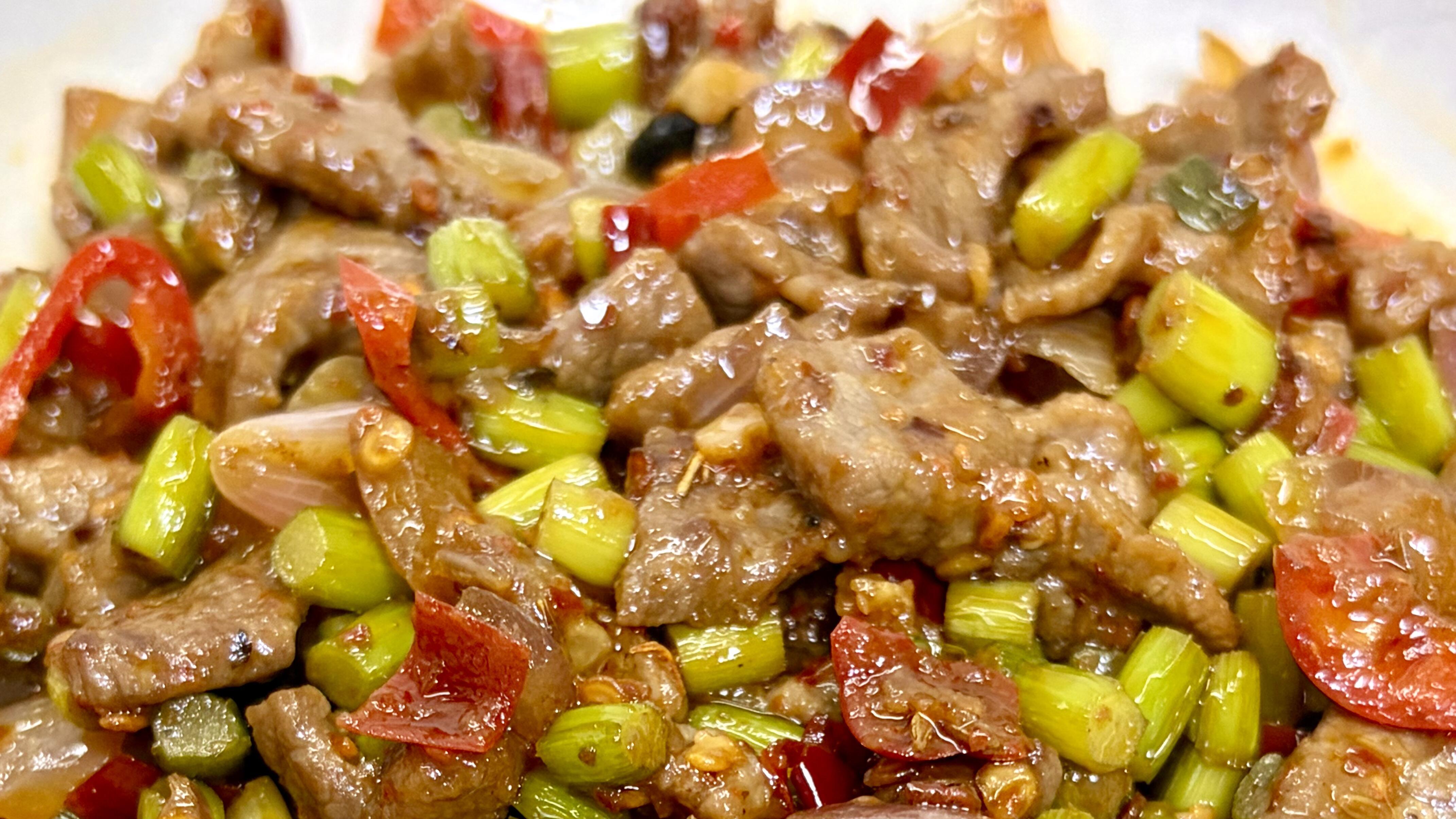 这孜然味太勾人啦，牛肉到底有啥魔力？一口下去停不下！