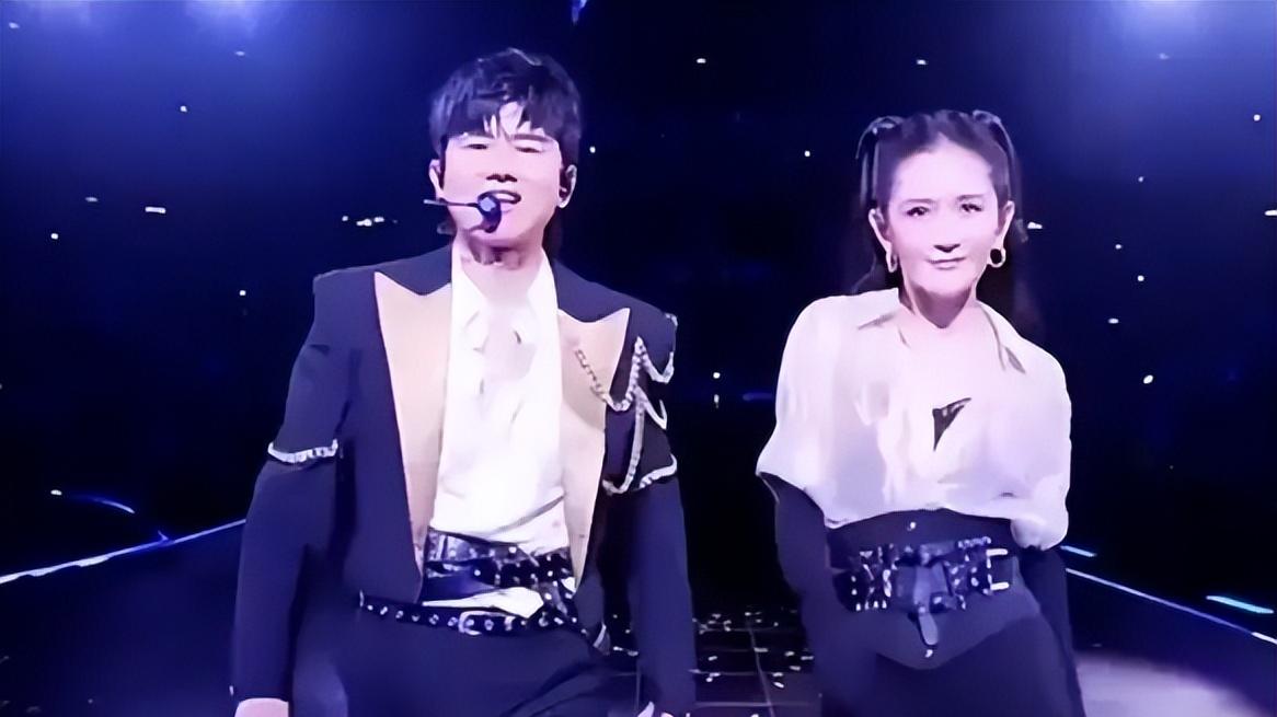 张杰谢娜不去卫视跨年，演唱会秀恩爱抢风头，却因服装舞姿遭群嘲