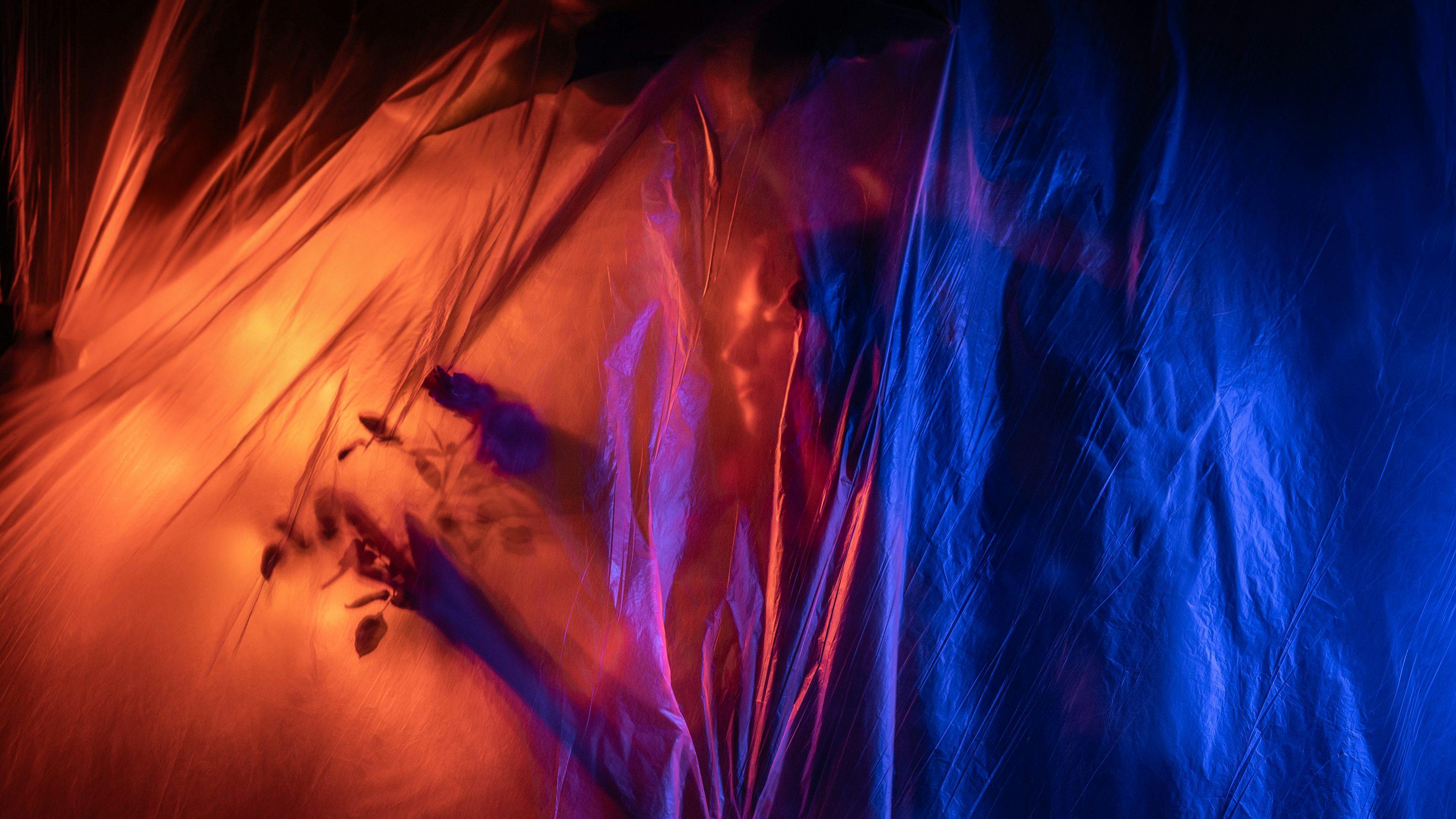 大s墓碑上没她的名字，没孩子的名字，没中文，只有“俊俊”