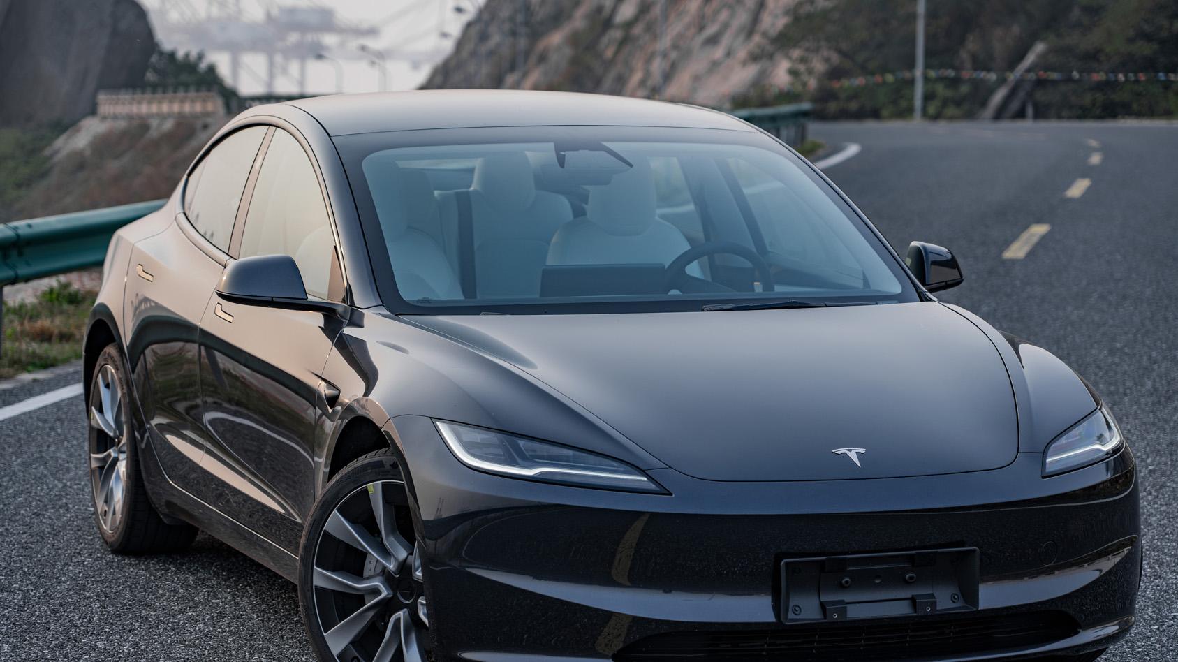 特斯拉App推出鸿蒙版，集成手机钥匙、媒体控制、服务预约等功能