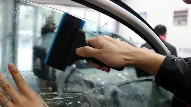 汽车后挡风玻璃膜起泡怎么办？