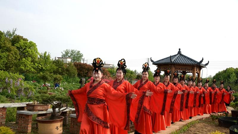 潢川县美协走进倚福亭牡丹园开展写生采风活动