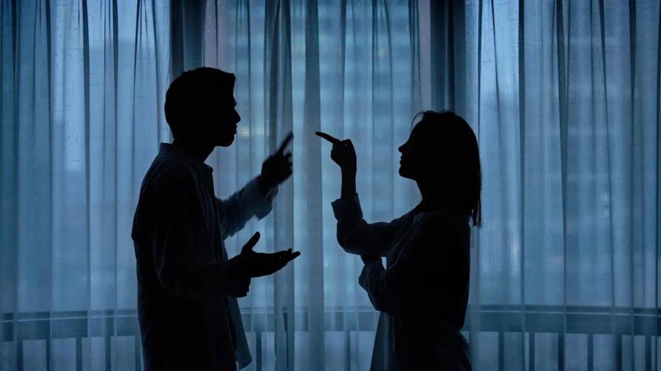 什么父亲？竟然在家长群公开夫妻矛盾，法院判家暴，孩子蔫了