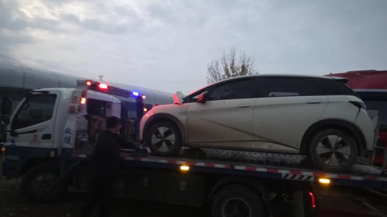 海豚名不虚传！被大货车追尾车主毫发无伤，这用料太狠了！