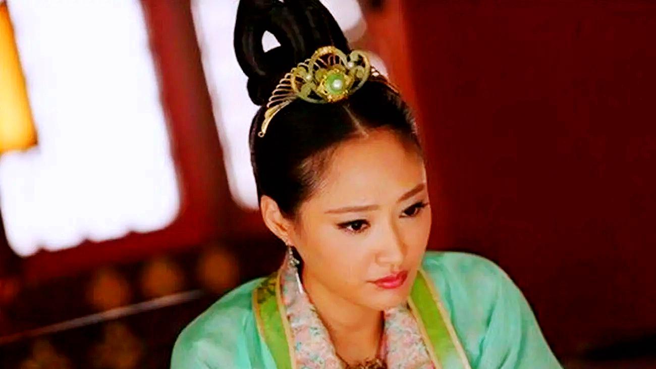 曹操做主，把34岁的蔡文姬嫁给了22岁的董祀，新婚之夜，董祀看着三婚的蔡文姬，没有任何兴致