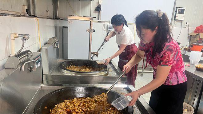 义马市泰山路街道狂口社区开展“端午粽香暖夕阳 爱心送餐献温情”主题活动