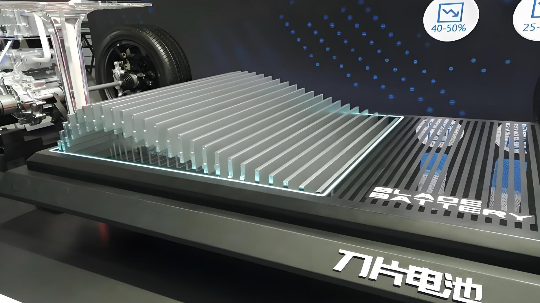 重塑纯电新标准，四电机高性能+第二代刀片电池，续航超1000公里