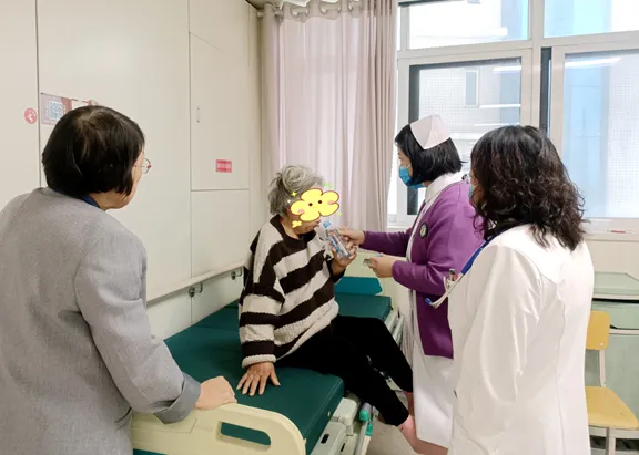 一座城市 20 多家精神病院：免费背后，是一门肮脏的生意