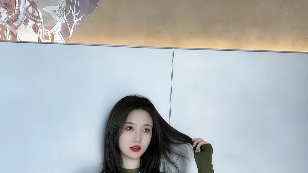 优雅气质，时尚穿搭，咖啡馆里的静谧时光。