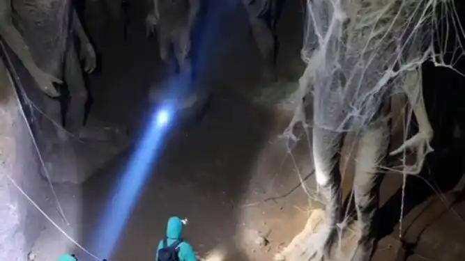 地球内部住着外星人! 煤矿工人发现“外星人”出入地面通道？