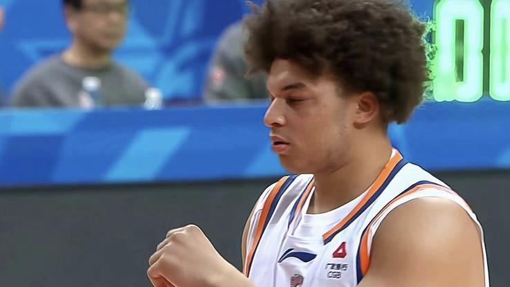 洛夫顿31分上海战胜广东闯进杯赛四强，赛季三杀打服广东