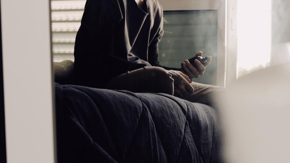 当爱人总想"查岗"：亲密关系里的安全感困局