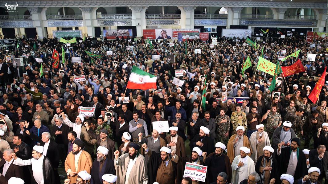 不装了，川普拿伊朗开刀，大军中东集结，普京介入，5架军机驰援