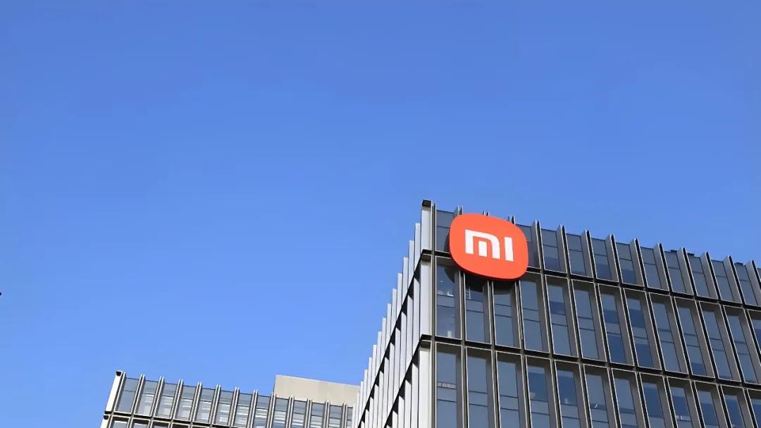 小米汽车营收首破千亿，AI机器人开始进厂“拧螺丝”