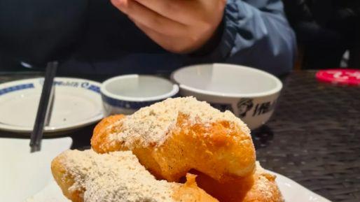 糖饺子裹黄豆粉，老长沙茶馆里的软糯甜角