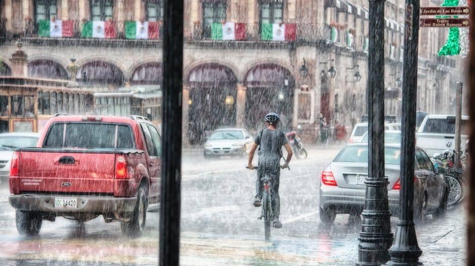 碰见下雨天开车慌？老司机说这样做比较稳！