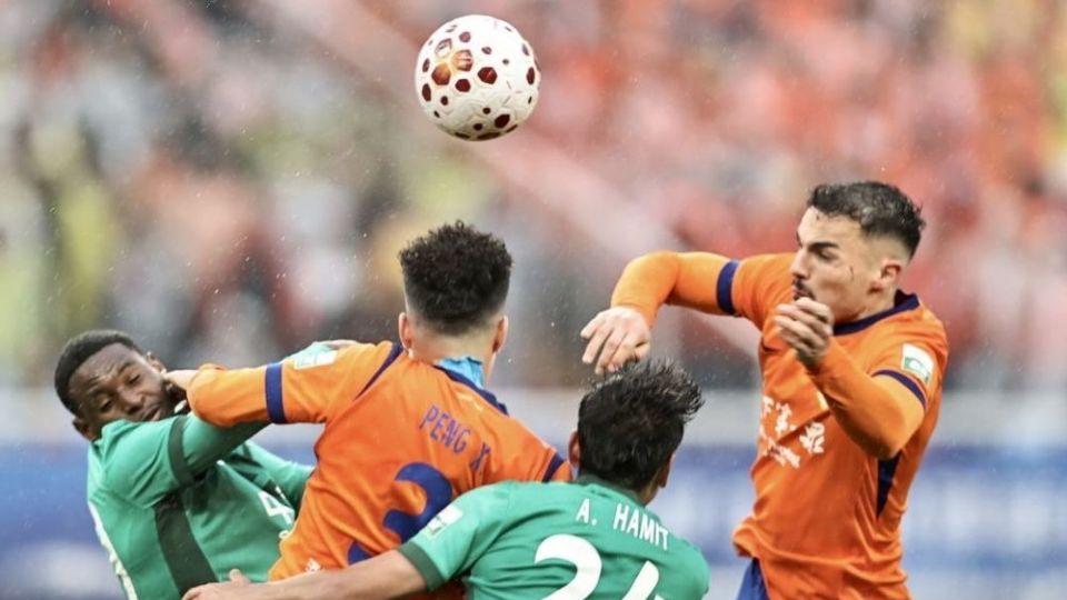 挖到宝了？泰山队2-1力克国安抹平罚分，免签中卫阿尔瓦罗连场拯救后防