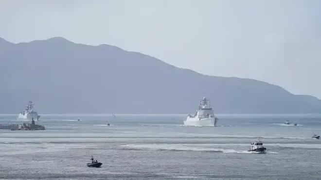 红船观察丨舰泊香江：军舰到访与香港的二十年之约