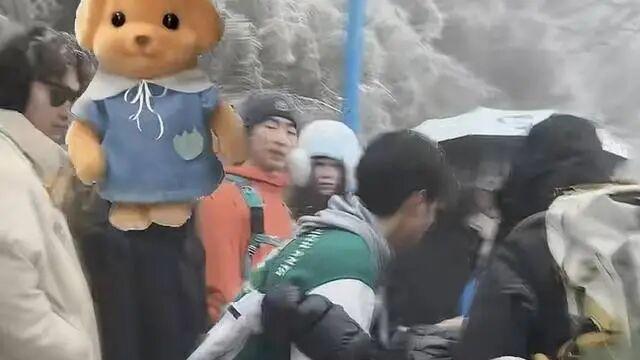 四川瓦屋山一女游客疑似被“冻晕”，景区回应：喝热水后缓解