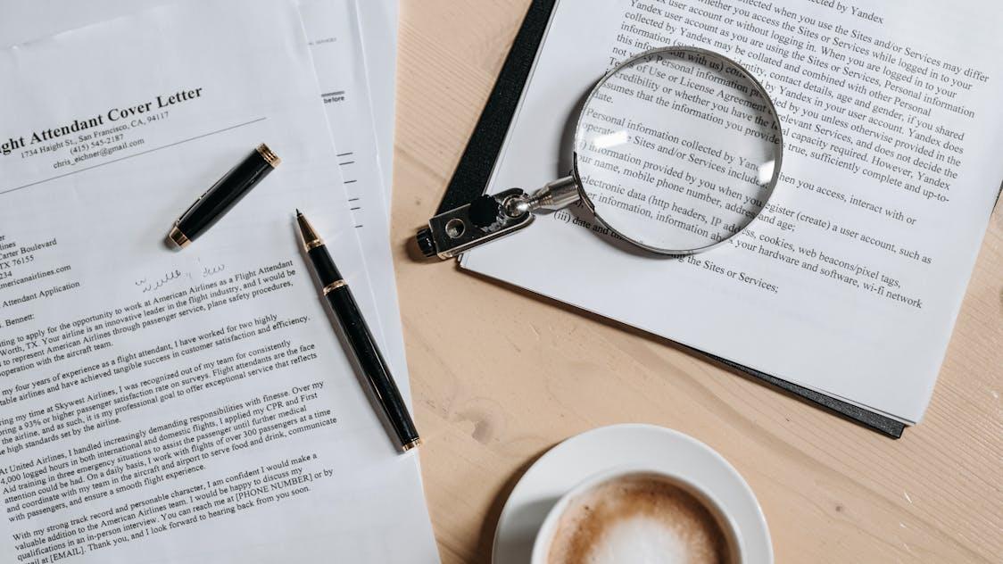 MLOps 的闭环能力：简历上别只写“训练模型”，如何体现你处理过数据漂移与在线延迟？