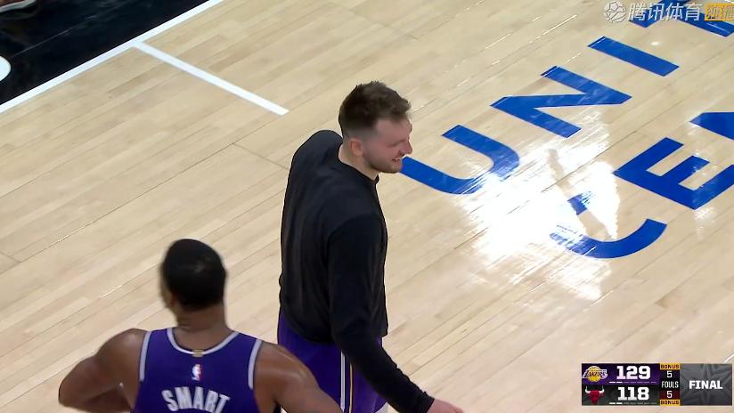 湖人大胜！东契奇46+7+11，赛后老詹先一步退场，东契奇走入场内