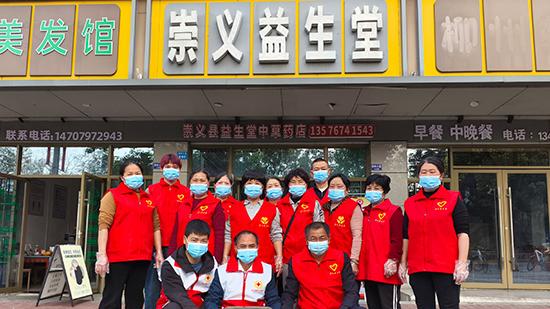 崇义县编研温暖之家爱心协会开展"暖春公益行" 志愿者包饺子送老人