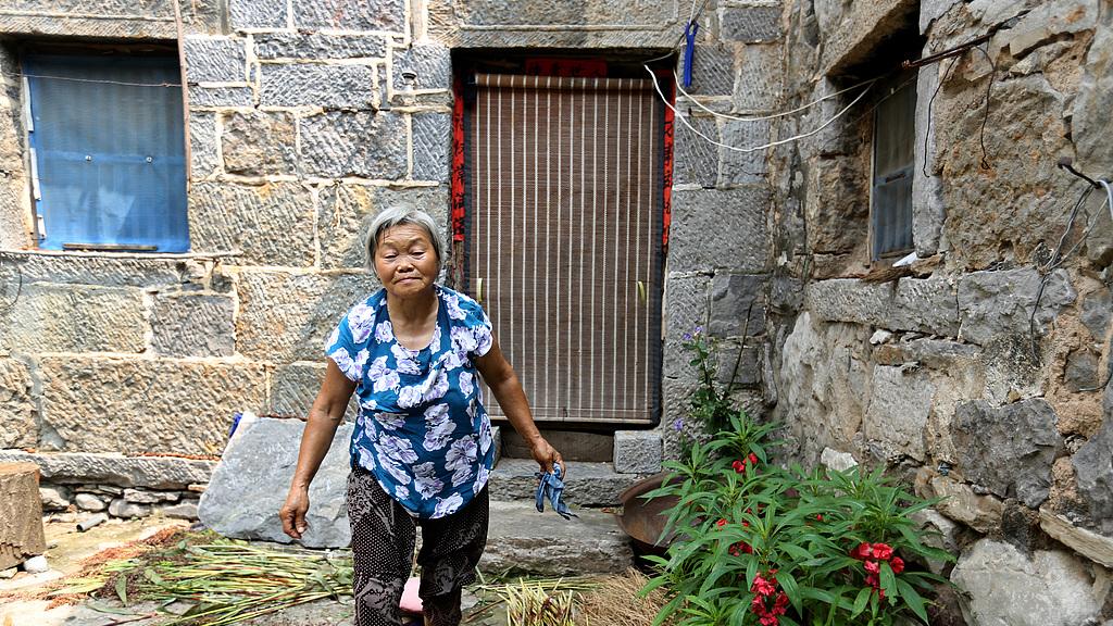 我是后娘，进门几十年继子没喊过妈，亲儿媳妇让我去城市带孩子，老伴不同意