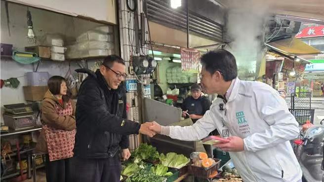 民众党主席淡水市场拜年，质疑5万元假牙补助财源
