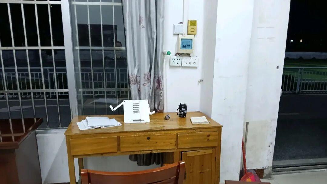 保健室里来了一个喊肚子痛的女生