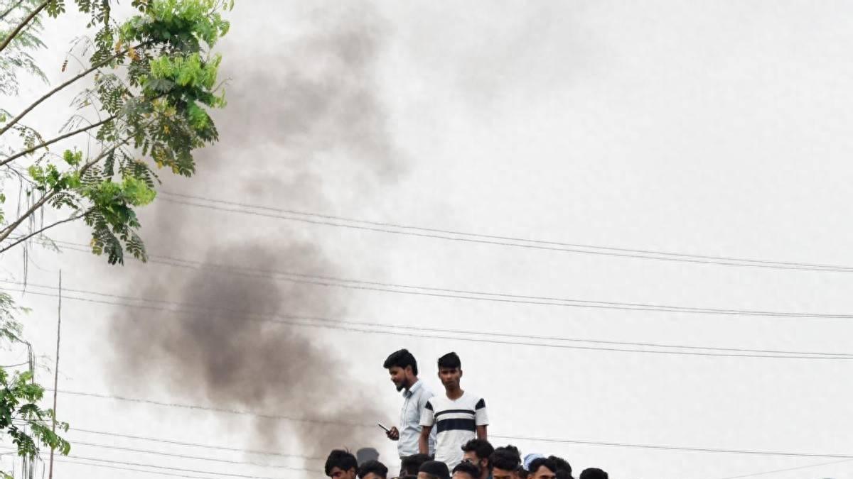 孟加拉铁路运力承压：节日返程现“车外载人”景象